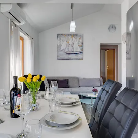 Sunny Eni Apartament *
