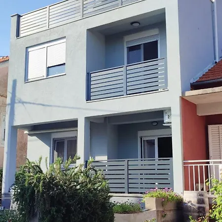 Sunny Eni Apartament *